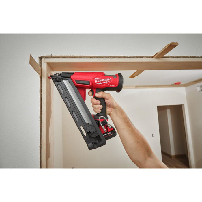Milwaukee M18FN15GA-202X M18 FUEL 15GA Angled Finish Nailer (2x2Ah)