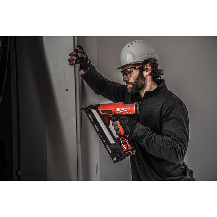 Milwaukee M18FN15GA-202X M18 FUEL 15GA Angled Finish Nailer (2x2Ah)